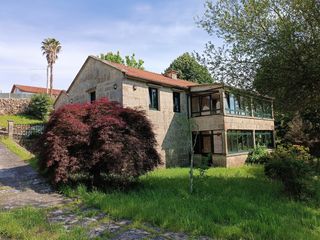 House in Soutomaior. Casa de piedra restaurada con piscina y jardín en la zona de arc
