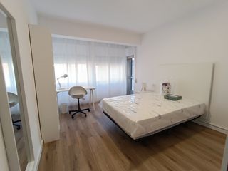 Rent Flat in Zona de Plaza de Barcelos. Piso para estudiantes de 4 dormitorios totalmente reformado