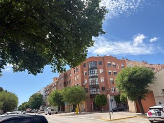 Appartement  Calle corredera. Amplio piso semireformado en el corazón de almansa con garaje