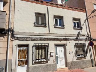 House in Almansa. Amplia casa en almansa, con patio y terraza, ideal para familias