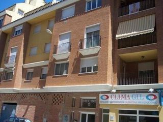 Appartamento in Almansa. Amplio y moderno piso seminuevo con cochera y trastero  amueblad