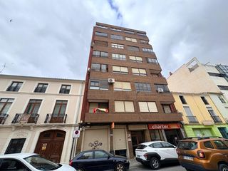 Appartement  Calle aniceto coloma 85. Piso céntrico de 4 habitaciones con 2 patios , balcon y trastero