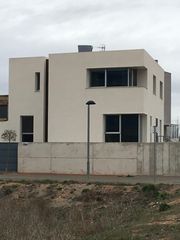 Maison à Almansa. Casa en el barrio de san juan con vistas al castillo  365,000
