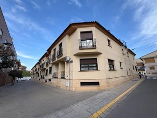 Reihenhaus in Almansa. Duplex, semireformado