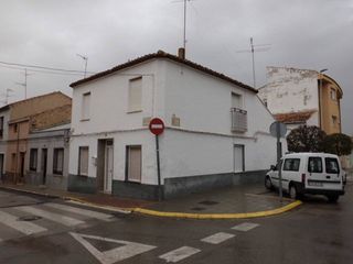 Planta baixa a Almansa. Piso en planta primera para entrar a vivir