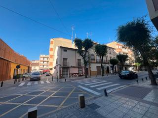 Casa a Almansa. Se vende toda la casa y el local comercial