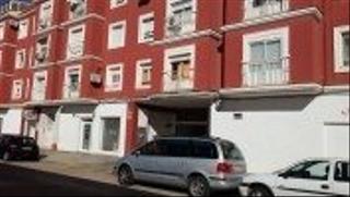 Aparcament cotxe a Almansa. Garaje amplio