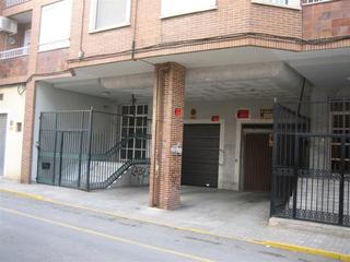 Aparcament cotxe a Almansa. Garaje