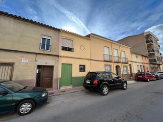 Casa a Almansa. Casa semi reformada con terraza. ideal para entrar sin tener que