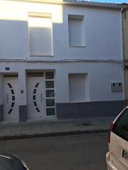 Location Rez-de-chaussée à Almansa. Planta baja con patio enorme. totalmente nueva. disponible en se