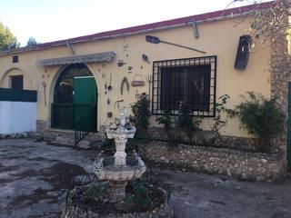 Xalet a Almansa. Chalet con dos viviendas independientes