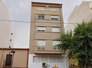 Pis a Almansa. Piso duplex en el centro. gran patio. 180 m2 construidos