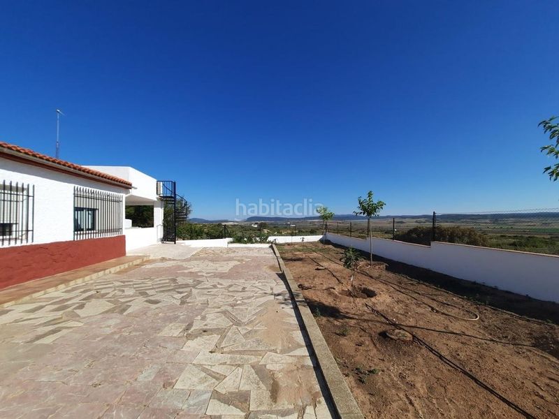 Foto 543b387f-b5f3-4910-b2b6-01f5864de966. Xalet amb piscina a Almansa