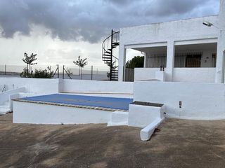 Chalet à Almansa. Chalet zona cercana a la población. piscina, pozo, etc...