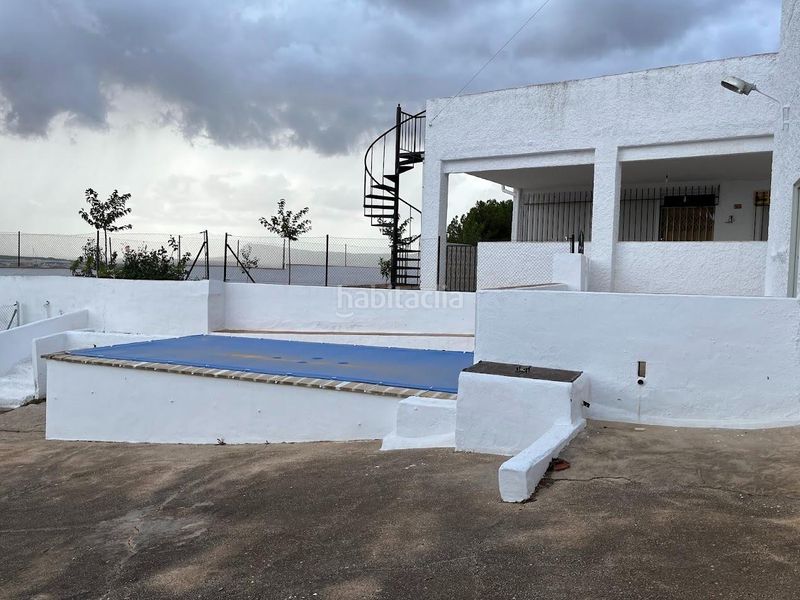 Foto 67480d02-0bac-4135-bd53-e0f9bf9a9360. Xalet amb piscina a Almansa