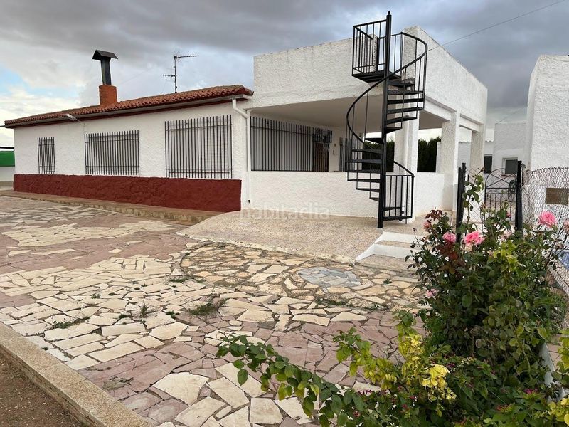 Foto 98ed71ac-b0ba-4edb-9492-2595333dc782. Xalet amb piscina a Almansa