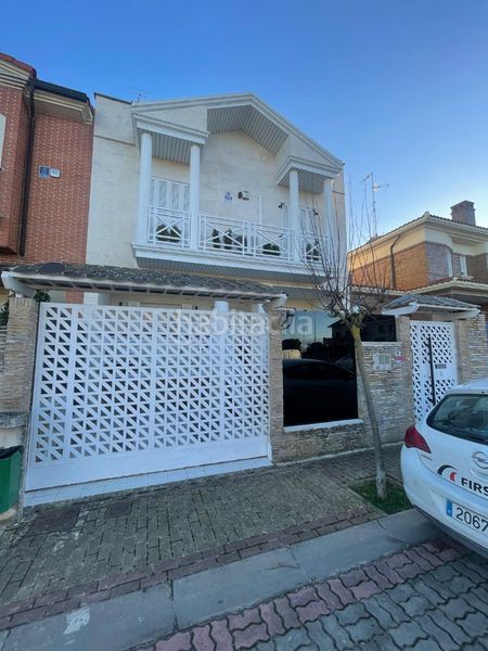 Foto 410c6452-cd03-4975-9b96-02a04844f02e. Casa pareada casa en planta baja + 2 alturas con garaje y merendero en sotano en sector b5 en Calahorra