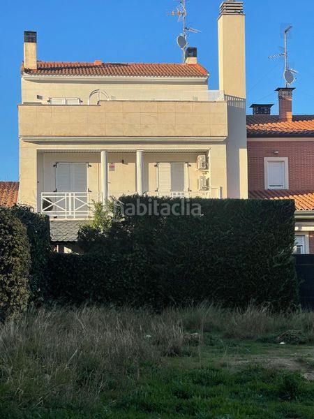 Foto c34a67fc-f035-4d40-a666-5421fc342492. Casa pareada casa en planta baja + 2 alturas con garaje y merendero en sotano en sector b5 en Calahorra