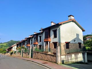 Semi detached house in Aia. Villa adosada  de esquina cerca del centro de orio