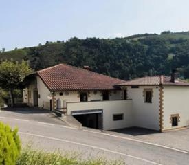 Masia a Aizarnazabal hirialdea gunea 5. Amplio caserio adosado reformado.