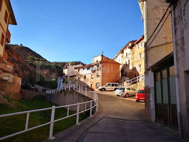 Foto e14ecaca-32ae-4a70-a469-9f7c30950f72. Casa adossada a Herce