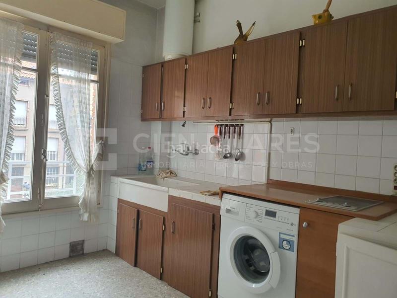 Foto 01eb3d18-5d9a-498f-994f-a8b5605b92bc. Piso te presentamos este bonito piso en el segundo piso de un edificio con ascensor, ubicado en una zona pacífica que te brindará la tr en Arnedo