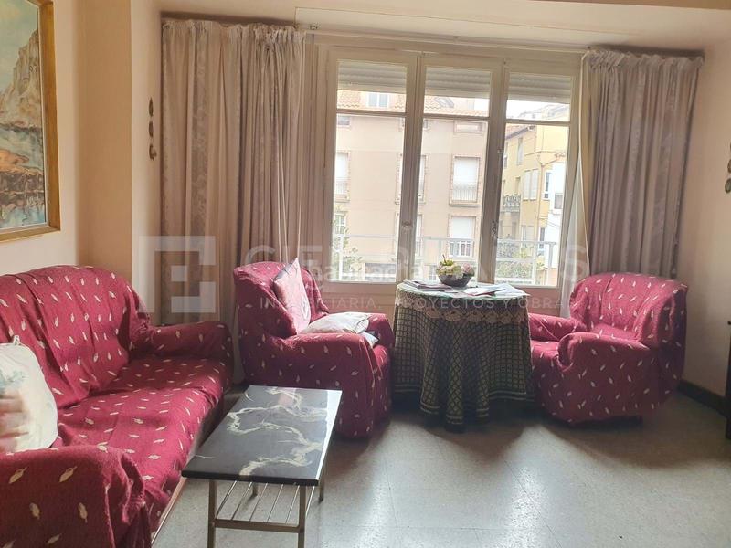 Foto 38d8a813-38be-4d0a-b969-ef9da28ebdf8. Piso te presentamos este bonito piso en el segundo piso de un edificio con ascensor, ubicado en una zona pacífica que te brindará la tr en Arnedo