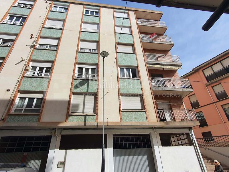 Foto 70a13fce-c126-4f65-8251-7060f655758a. Piso te presentamos este bonito piso en el segundo piso de un edificio con ascensor, ubicado en una zona pacífica que te brindará la tr en Arnedo