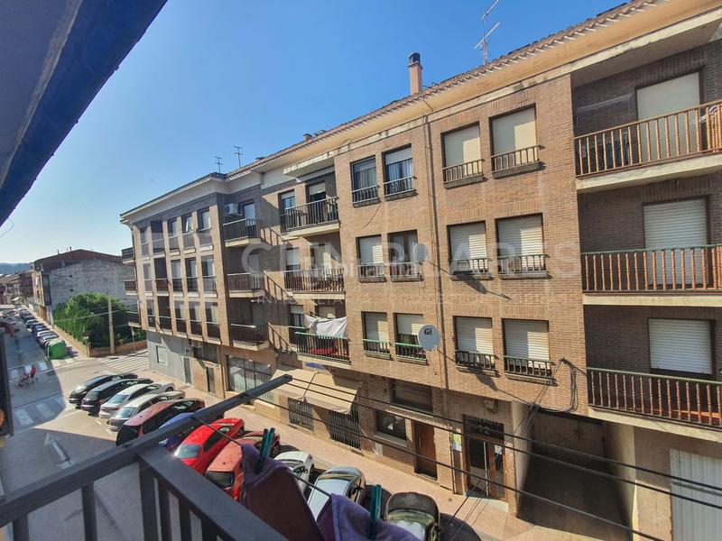 Foto 7d0b385f-b1c7-46aa-a0b8-04c5a2cc2d8c. Piso venta o alquiler con opción a compra de piso muy céntrico , luminoso, amplio, amueblado y con excelente distribución. co en Quel