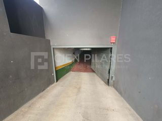 Parking voiture  Avenida cruz roja. La plaza mide 12,44 y el trastero 5,33. en total 17,77m2