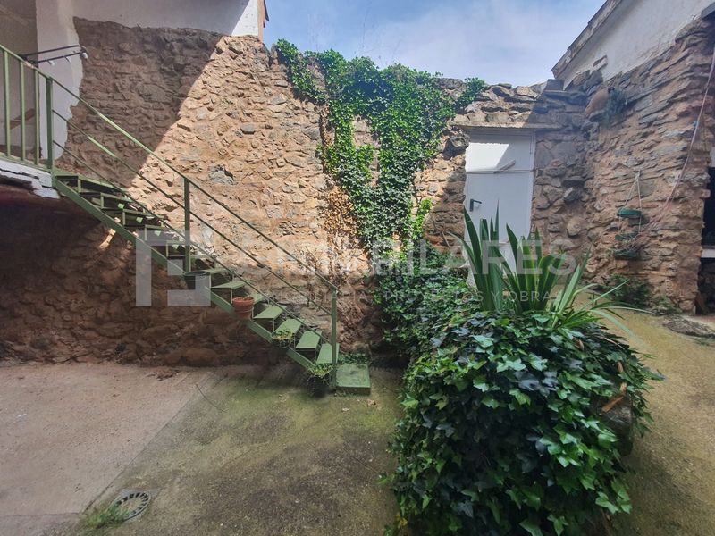 Foto 3b2652eb-a783-4ce6-b397-57ceffe9a46f. Casa adossada a Muro de Aguas