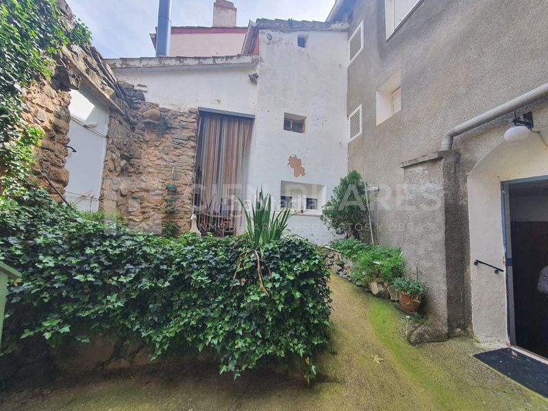 Foto a0fbdd07-ac76-48c2-a1dd-8399c6e2a6d4. Casa adossada a Muro de Aguas