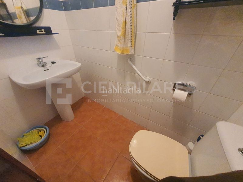 Foto b96386a2-4431-4ad9-bf0a-febf8e9abcf1. Casa adossada a Muro de Aguas