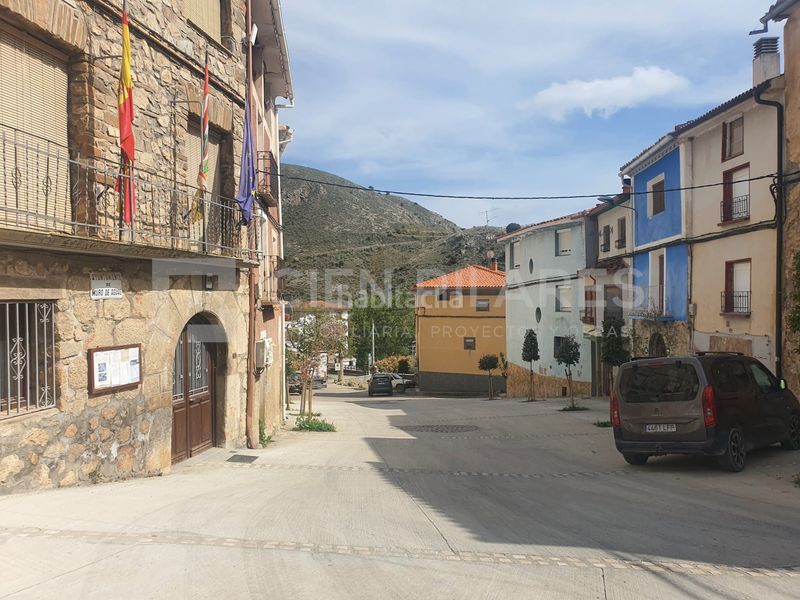 Foto be0d5330-6a9f-4af1-bab8-b5e37910530d. Casa adossada a Muro de Aguas