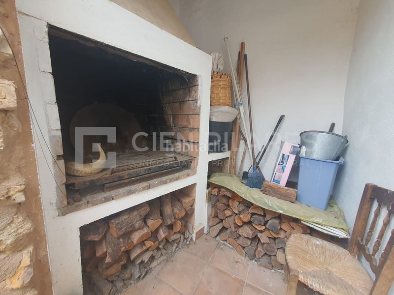 Foto d0b05aef-f68a-4b27-9dc9-fc6bf96758d0. Casa adossada a Muro de Aguas