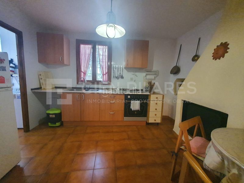 Foto f05f9e84-cdf4-4157-97be-b35eccf78564. Casa adossada a Muro de Aguas