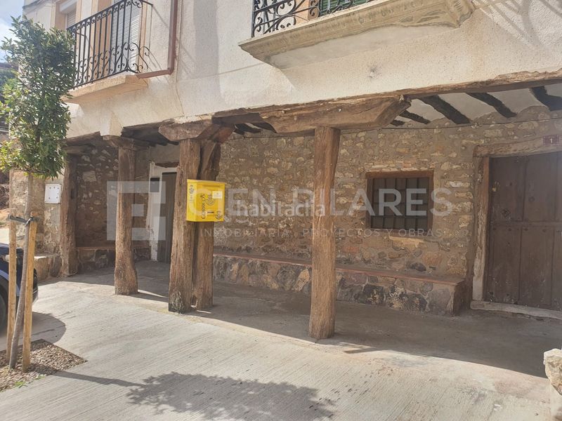 Foto f1a578c3-4864-42c9-bceb-c6ad8b876ba8. Casa adossada a Muro de Aguas
