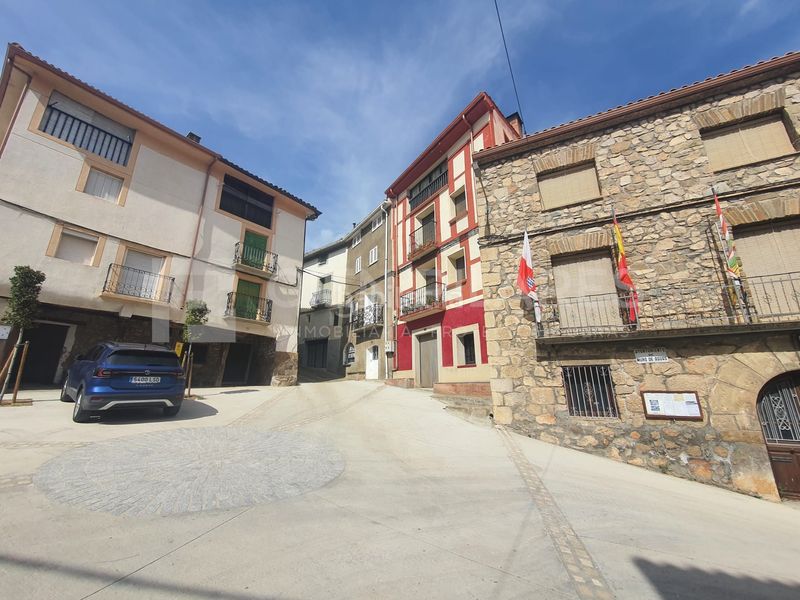 Foto f7be5971-ec42-45df-98a8-60e1b3c0136f. Casa adossada a Muro de Aguas