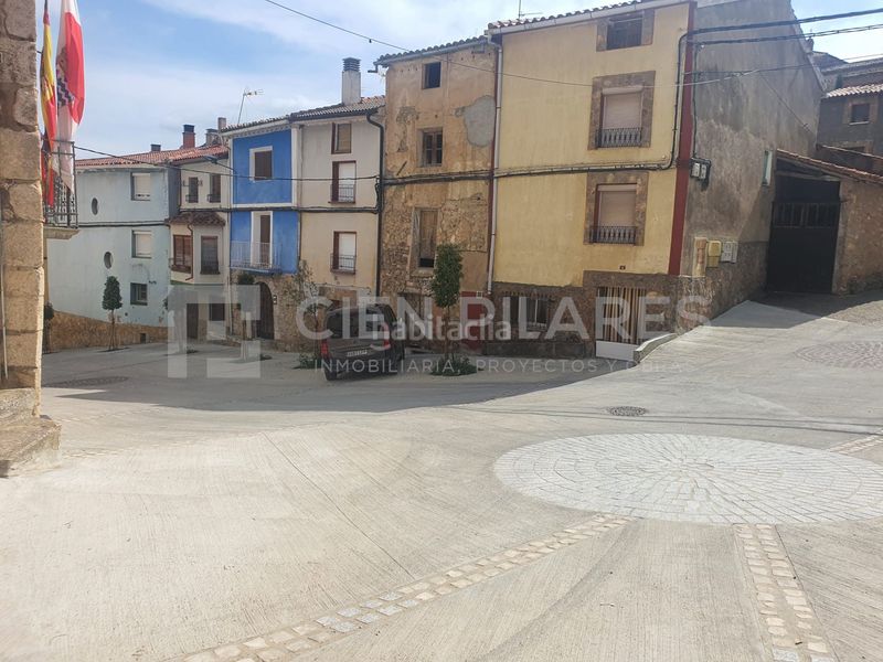 Foto fedd6acb-5870-48e0-877f-9804f186abd4. Casa adossada a Muro de Aguas
