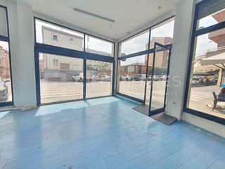 Lloguer Local Comercial  Santo domingo. Local comercial en esquina, situado en zona céntrica y de gran p