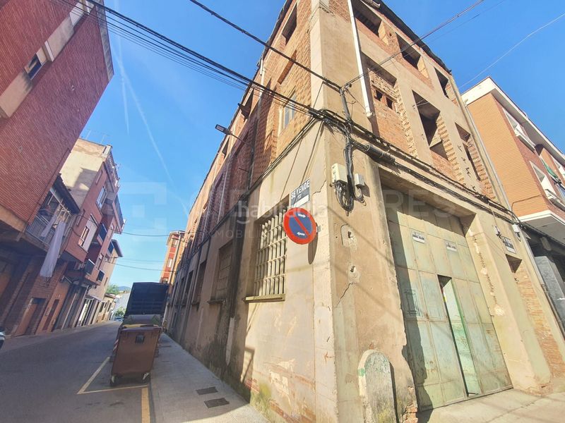 Foto bf4ef2a4-13e5-40e8-8829-707c98117760. Bâtiment à usage industriel dans Quel