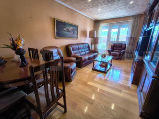 Flat  Calle la paz. Espacioso y luminoso piso de 4 habitaciones y 2 baños, con salón