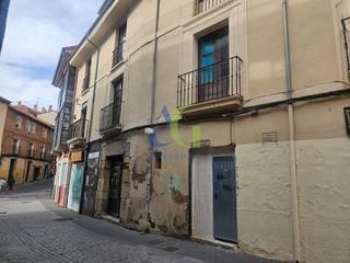 Building in Sta. CRUZ