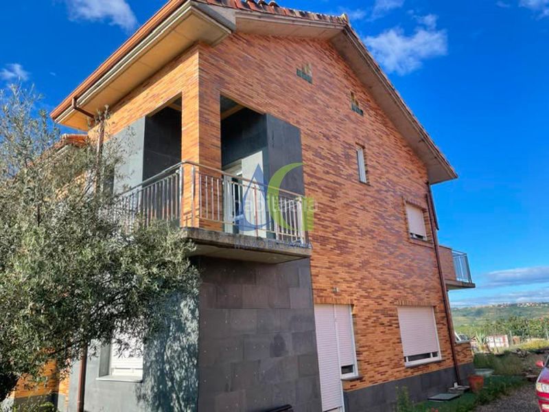 Foto b09bb510-c214-435d-b240-2c8737b00a9b. Casa amb calefacció aparcament a Sariegos