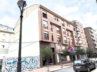 Appartement à Calle ramón y cajal 14. Piso amueblado centro ponferrada. 3 habitaciones, dos baños, coc