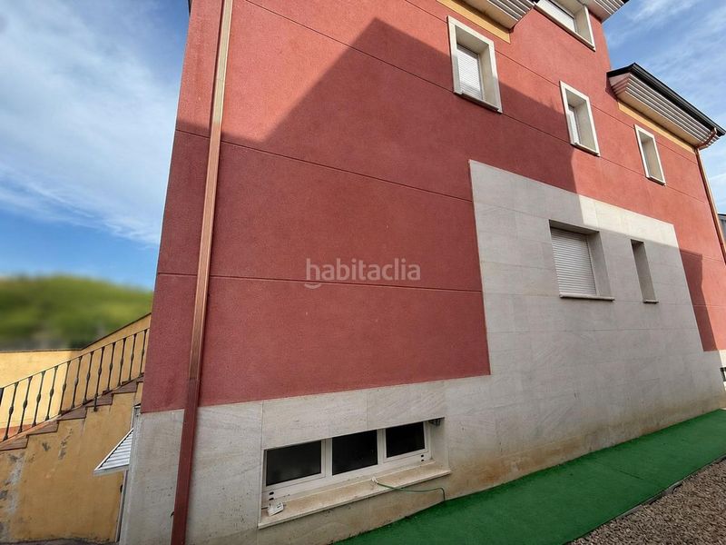 Foto 019a93aa-f427-49af-97b5-c388257f56ab. Casa aparellada amb calefacció aparcament a Cacabelos