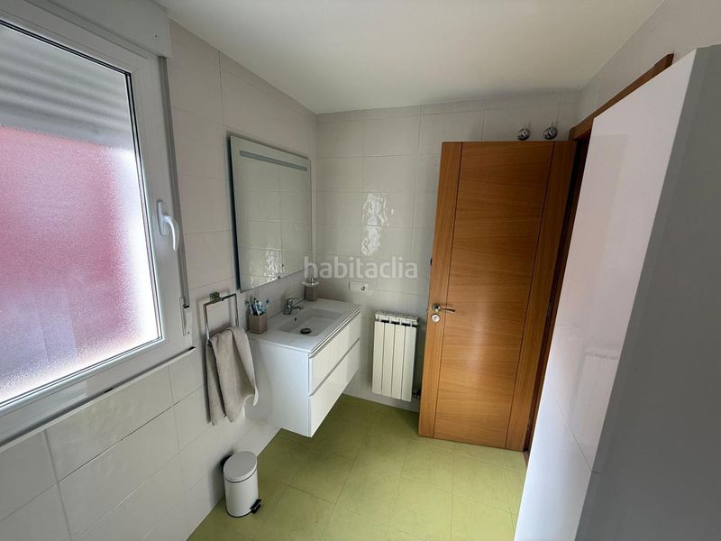Foto 0a5c39d3-ca73-4dc2-a858-4a02dae8c3ee. Casa aparellada amb calefacció aparcament a Cacabelos