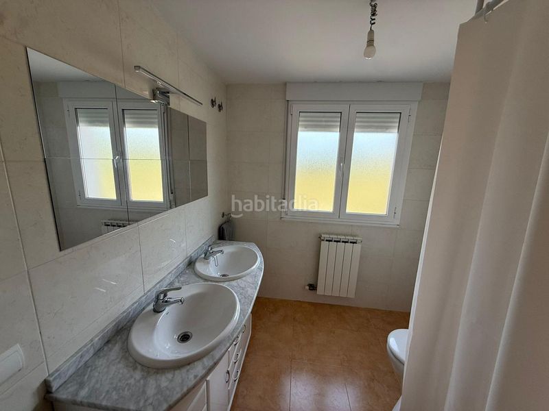 Foto 5fd9def1-7b1f-4911-9251-7df1529f50ea. Casa aparellada amb calefacció aparcament a Cacabelos