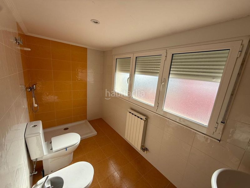 Foto de922372-84e7-4b72-9542-de8a3ee139d5. Casa aparellada amb calefacció aparcament a Cacabelos