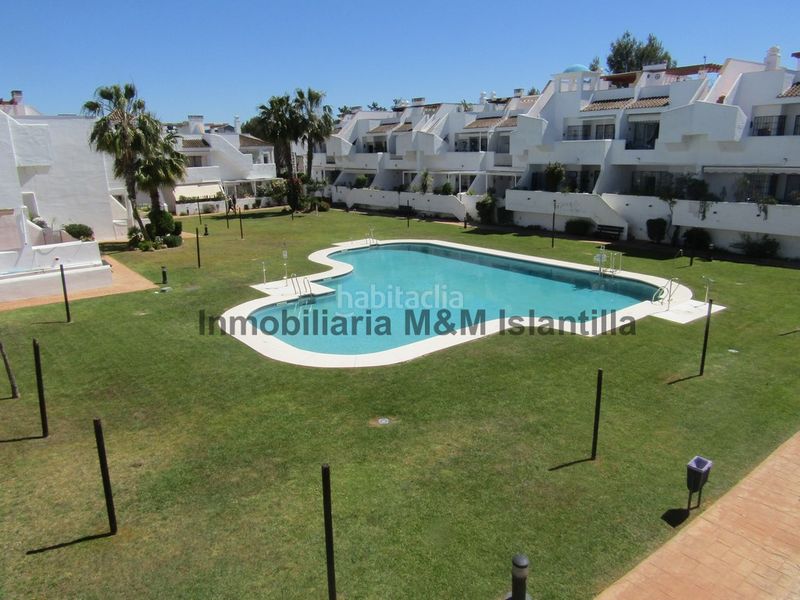 Foto 27533857-5a0d-4be0-9797-bb4ecaf92058. Àtic amb xemeneia aparcament piscina a Islantilla golf Islantilla